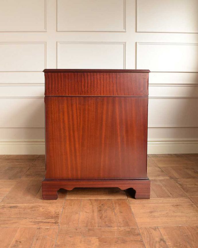 アンティークのデスク・書斎机 アンティーク家具 書斎で楽しむ英国家具、大人のためのアンティークデスク。横顔も美しいですもちろん横から見られても自信があります。(j-2615-f)