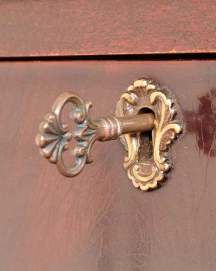 アンティークのデスク・書斎机 アンティーク家具 書斎で楽しむ英国家具、大人のためのアンティークデスク。鍵を使って開けてみましょうアンティークの鍵が付いています。(j-2615-f)