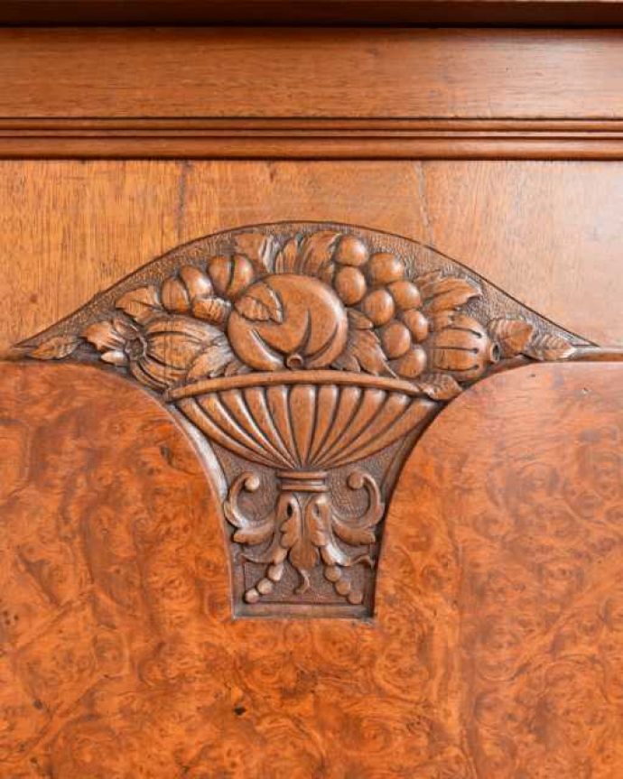 アンティークのキャビネット　アンティーク家具　フルーツの浮き彫りが華やかな、フランスのアンティークミラーバックサイドボード。至る所に繊細な彫いろんな彫のデザインがありますが、個人的に美しいと思える女性らしく優雅なデザインを選んできました。(j-2616-f)