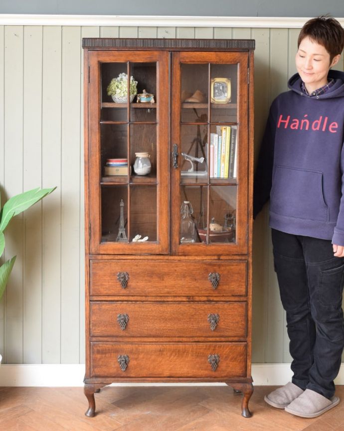 チェストキャビネット　アンティーク家具　イギリスから届いたオシャレなアンティーク家具、オーク材のカップボードチェスト。英国らしい堂々とした風格のあるガラスキャビネット重厚感ある佇まいで、落ち着いた雰囲気を演出してくれる英国のキャビネット。(j-2617-f)