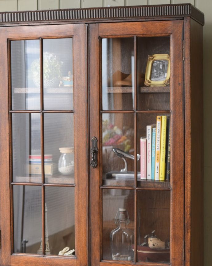 チェストキャビネット　アンティーク家具　イギリスから届いたオシャレなアンティーク家具、オーク材のカップボードチェスト。ガラス越しに中をのぞいてみると･･･アンティークのガラスを通して中に入っているものを見ると、なんだかちょっと高級に見えるんです。(j-2617-f)