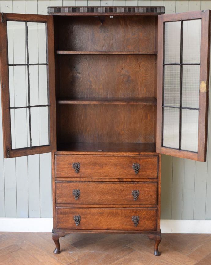 チェストキャビネット　アンティーク家具　イギリスから届いたオシャレなアンティーク家具、オーク材のカップボードチェスト。扉を開けると･･･重い本がたっぷり収納できるように頑丈に作られています。(j-2617-f)