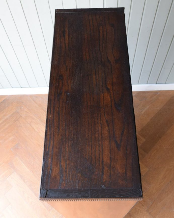 チェストキャビネット　アンティーク家具　イギリスから届いたオシャレなアンティーク家具、オーク材のカップボードチェスト。上から見てみると…家具の形はこんな感じです。(j-2617-f)