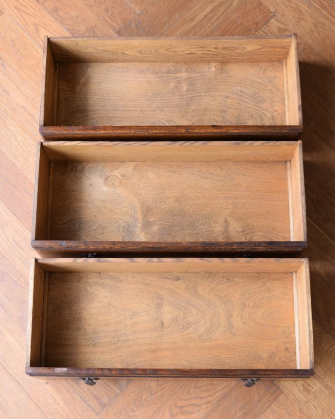 チェストキャビネット　アンティーク家具　イギリスから届いたオシャレなアンティーク家具、オーク材のカップボードチェスト。引き出しの中もキレイですもちろん引き出しの中も職人がキレイに修復しました。(j-2617-f)
