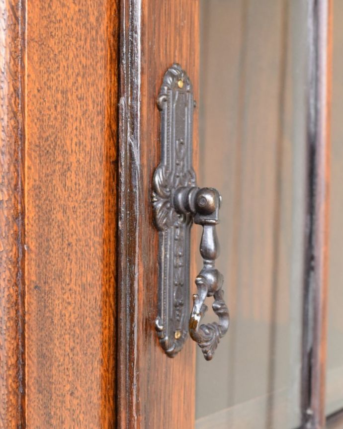 チェストキャビネット　アンティーク家具　イギリスから届いたオシャレなアンティーク家具、オーク材のカップボードチェスト。小さなパーツにもこだわり取っ手だけを見ていても現代とは違って良質な素材が使われているのが分かります。(j-2617-f)