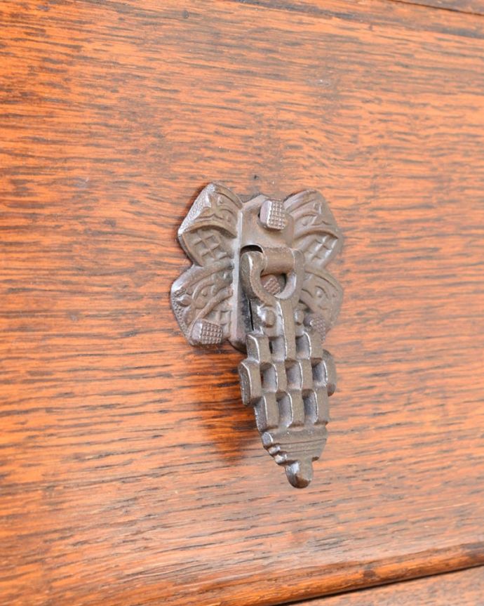 チェストキャビネット　アンティーク家具　イギリスから届いたオシャレなアンティーク家具、オーク材のカップボードチェスト。英国らしいドッシリ感アンティーク家具は取っ手もカッコイイんです。(j-2617-f)