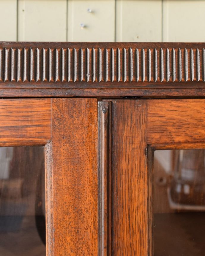 チェストキャビネット　アンティーク家具　イギリスから届いたオシャレなアンティーク家具、オーク材のカップボードチェスト。いろんな場所にこだわり彫のデザインもいろいろです。(j-2617-f)