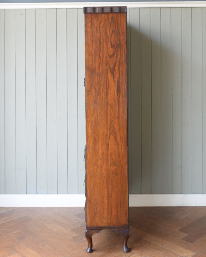 チェストキャビネット　アンティーク家具　イギリスから届いたオシャレなアンティーク家具、オーク材のカップボードチェスト。横から見てもステキ横顔だって英国アンティークらしくカッコイイんです。(j-2617-f)