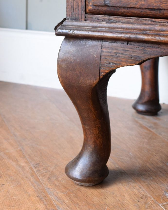 チェストキャビネット　アンティーク家具　イギリスから届いたオシャレなアンティーク家具、オーク材のカップボードチェスト。女性1人でラクラク運べちゃう仕掛けHandleのアンティークは、脚の裏にフェルトキーパーをお付けしています。(j-2617-f)