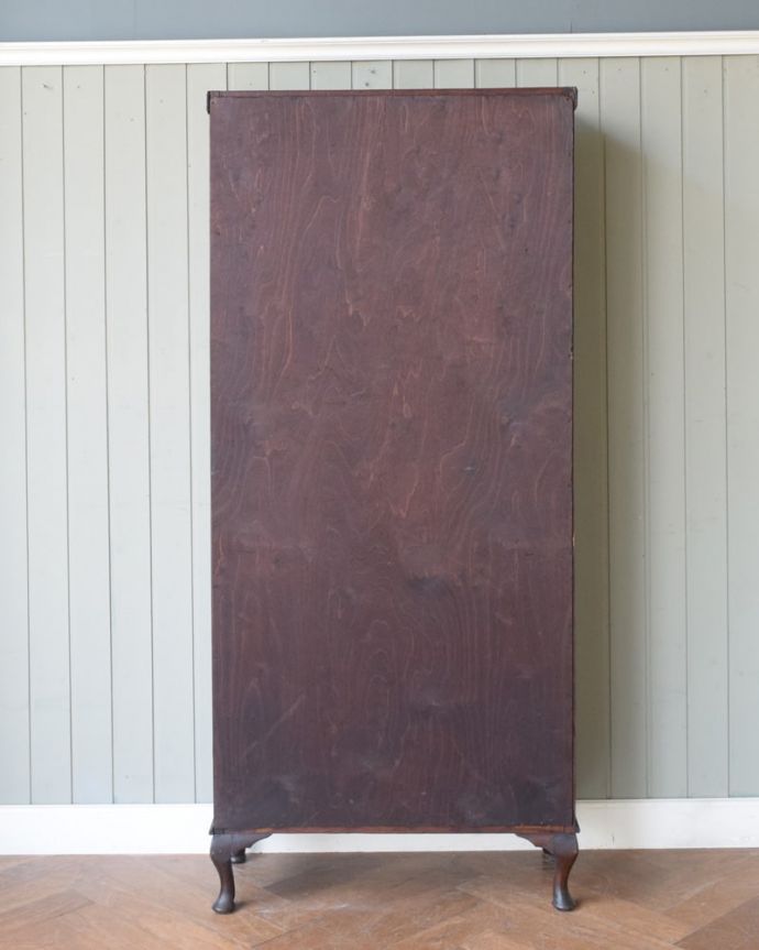 チェストキャビネット　アンティーク家具　イギリスから届いたオシャレなアンティーク家具、オーク材のカップボードチェスト。後姿もキレイですアンティークは新品ではないので、もちろん経年変化によるキズはありますが、専門の職人が修復したので後ろ姿までキレイです。(j-2617-f)