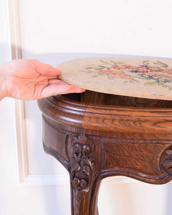 アンティークのテーブル　アンティーク家具　天板に刺繍が施されたとっても可愛いフランスアンティークのティーテーブル。天板は外れますお花の刺繍の上にガラスの天板が乗っています。(j-2618-f)