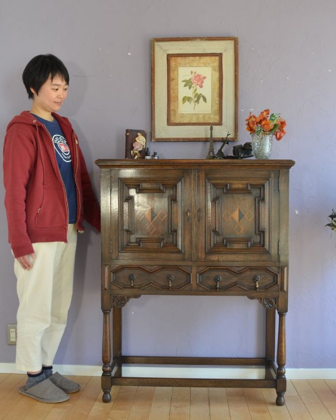 アンティークのキャビネット アンティーク家具 英国のアンティーク家具、オーク材の美しい木製サイドボード。英国アンティーク家具らしい重厚なオトナの美しさ重厚感のあるドッシリとした雰囲気の彫がたっぷり入ったサイドボード、もともとはダイニングでサーブ用に使われていた家具です。(j-2620-f)