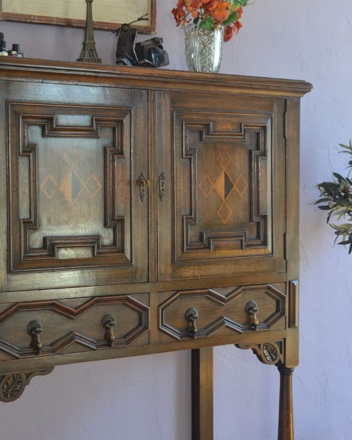アンティークのキャビネット アンティーク家具 英国のアンティーク家具、オーク材の美しい木製サイドボード。やっぱり魅力は英国らしい彫まだ機械が発達していない時代に、こんなに堅い木材をどうやって加工したんだろう?って不思議になるくらい細かい彫。(j-2620-f)