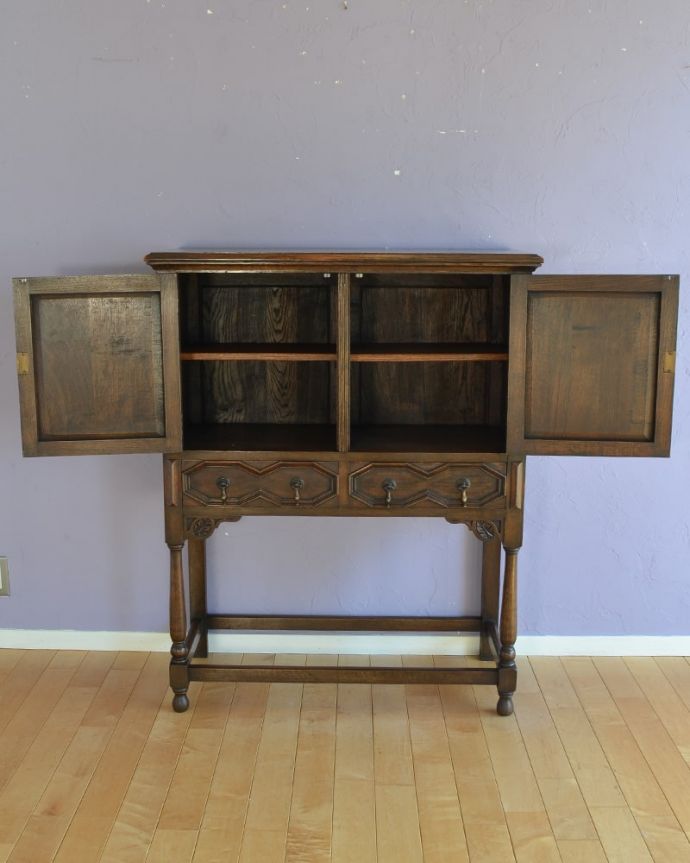 アンティークのキャビネット アンティーク家具 英国のアンティーク家具、オーク材の美しい木製サイドボード。扉の奥にはたっぷりの収納。(j-2620-f)