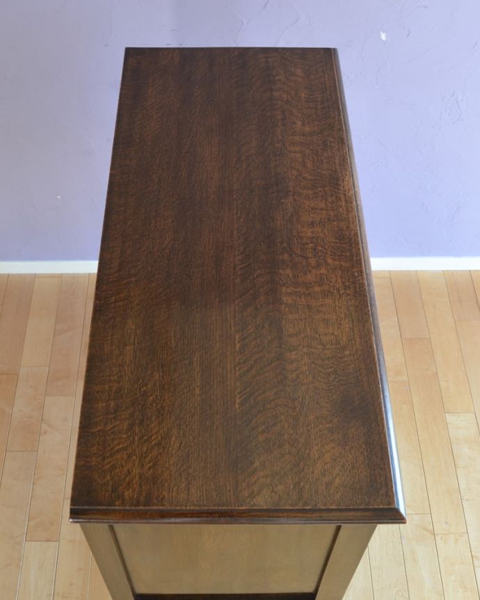 アンティークのキャビネット アンティーク家具 英国のアンティーク家具、オーク材の美しい木製サイドボード。上から見てるとこんな感じです。(j-2620-f)