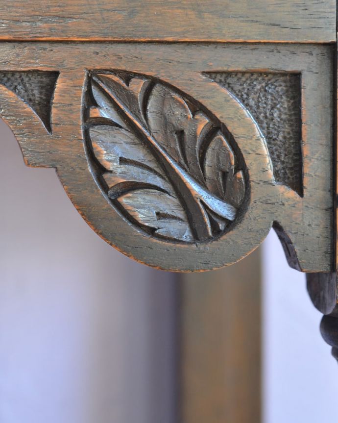 アンティークのキャビネット アンティーク家具 英国のアンティーク家具、オーク材の美しい木製サイドボード。至る所に繊細な彫いろんな彫のデザインがありますが、個人的に美しいと思える女性らしく優雅なデザインを選んできました。(j-2620-f)