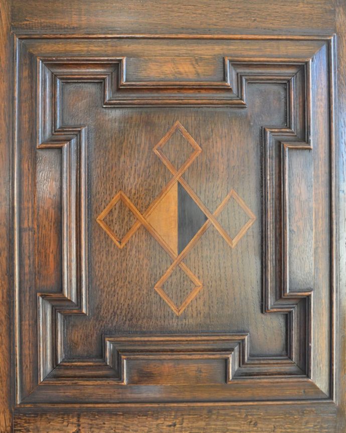 アンティークのキャビネット アンティーク家具 英国のアンティーク家具、オーク材の美しい木製サイドボード。惚れ惚れするような美しさとっても堅い無垢材に一体どうやって彫っていったんでしょう?アンティークらしく細かい彫りを眺めているだけでうっとりしてしまいます。(j-2620-f)