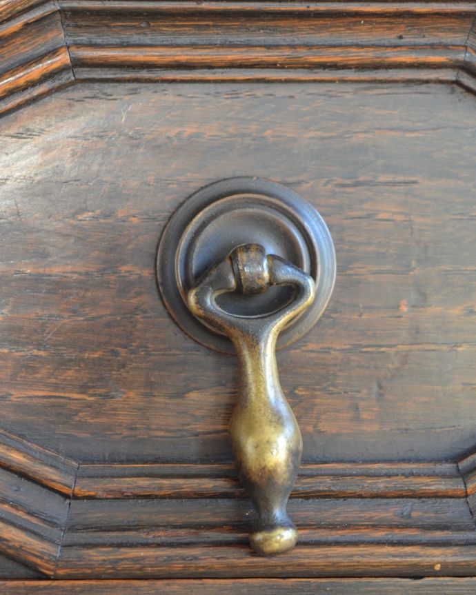 アンティークのキャビネット アンティーク家具 英国のアンティーク家具、オーク材の美しい木製サイドボード。取っ手にまでアンティークらしさ時間の流れが感じられる凝ったデザインの味わい深い取っ手。(j-2620-f)