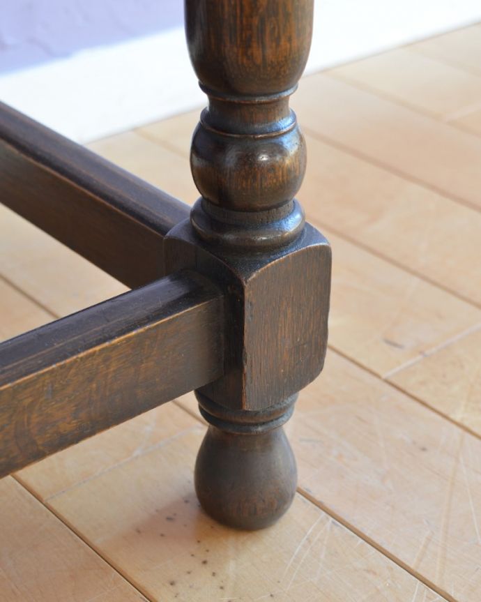 アンティークのキャビネット アンティーク家具 英国のアンティーク家具、オーク材の美しい木製サイドボード。女性1人でラクラク運べちゃう仕掛けHandleのアンティークは、脚の裏にフェルトキーパーをお付けしています。(j-2620-f)