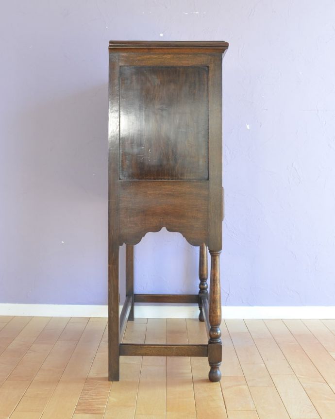 アンティークのキャビネット アンティーク家具 英国のアンティーク家具、オーク材の美しい木製サイドボード。もちろん横から見てもステキ横顔にだって妥協しません。(j-2620-f)