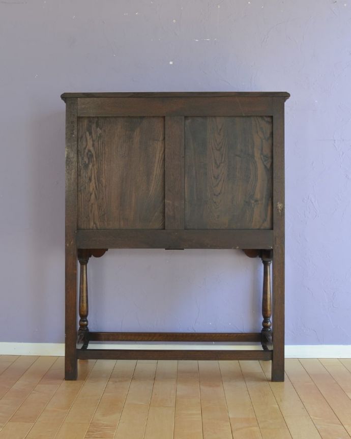 アンティークのキャビネット アンティーク家具 英国のアンティーク家具、オーク材の美しい木製サイドボード。さらに後ろ姿もチェックアンティークは新品ではないので、もちろん経年変化によるキズはありますが、専門の職人がキレイに修復しました。(j-2620-f)