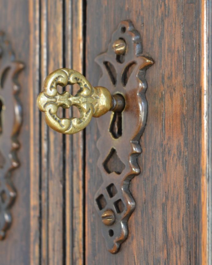 アンティークのキャビネット アンティーク家具 英国のアンティーク家具、オーク材の美しい木製サイドボード。小さなパーツにもこだわりが鍵もついています。(j-2620-f)