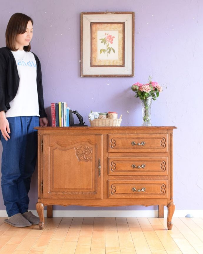 アンティークのチェスト アンティーク家具 フランスのアンティーク家具、優雅な猫脚のサイドボード。フランスらしい優美さがたっぷり詰まっています見た瞬間、普通の家具とは違う優美なフランスのアンティーク。(j-2621-f)