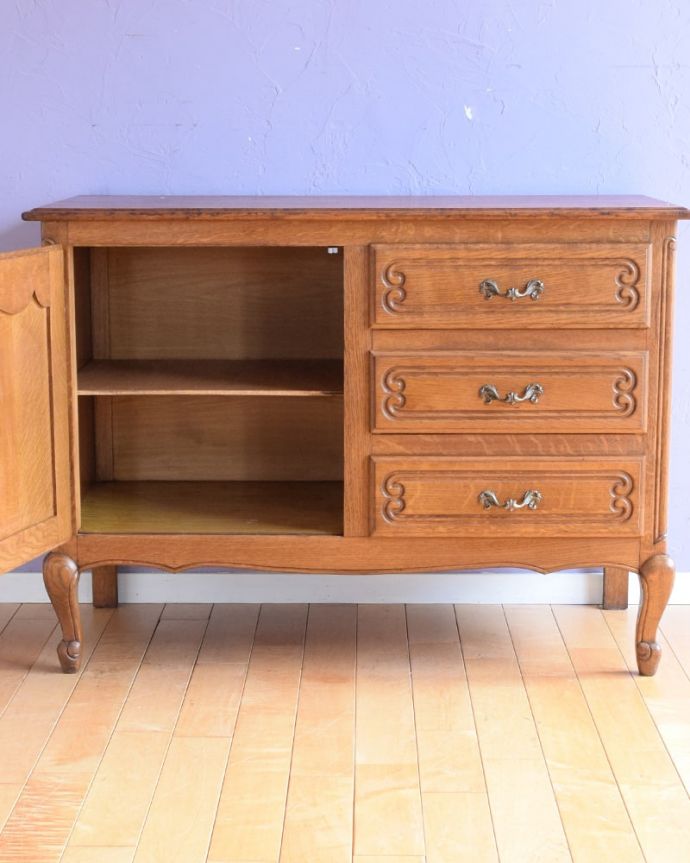 アンティークのチェスト アンティーク家具 フランスのアンティーク家具、優雅な猫脚のサイドボード。扉部分を開けて中を見てみましょう!もともとカップボードとして、お気に入りの食器を入れて使われていた家具。(j-2621-f)