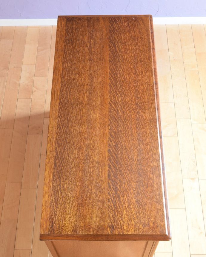 アンティークのチェスト アンティーク家具 フランスのアンティーク家具、優雅な猫脚のサイドボード。上から見てみると・・・天板を上から見てみるとこんな感じです。(j-2621-f)