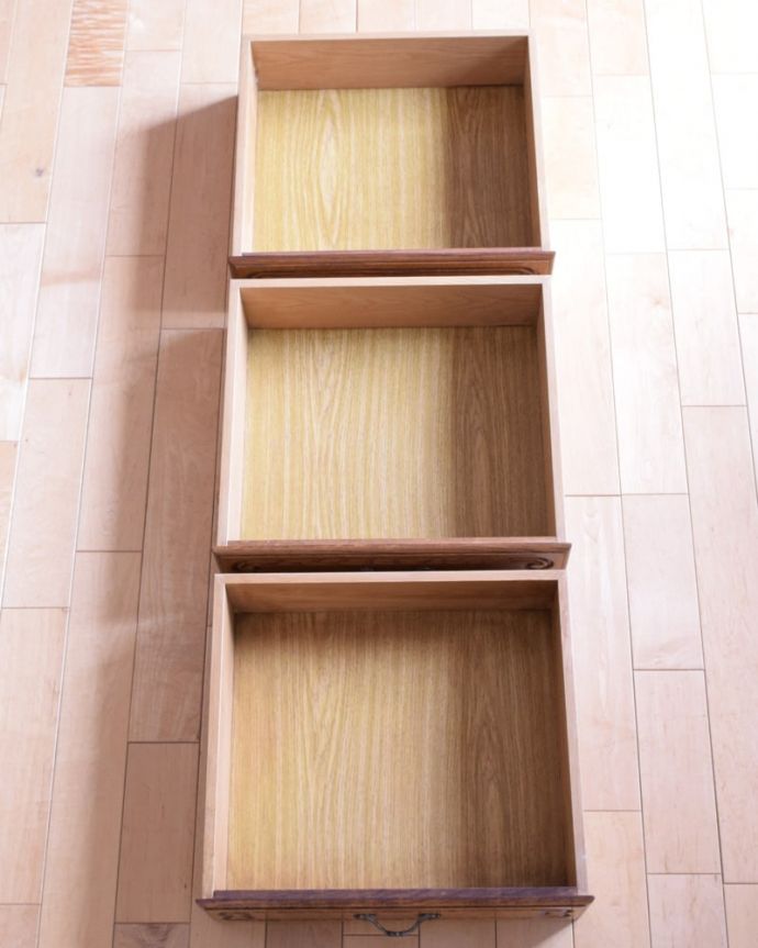 アンティークのチェスト アンティーク家具 フランスのアンティーク家具、優雅な猫脚のサイドボード。引き出しの中もキレイですカトラリーなどを収納して使っていた引き出しの中も、もちろんキレイに仕上げました。(j-2621-f)