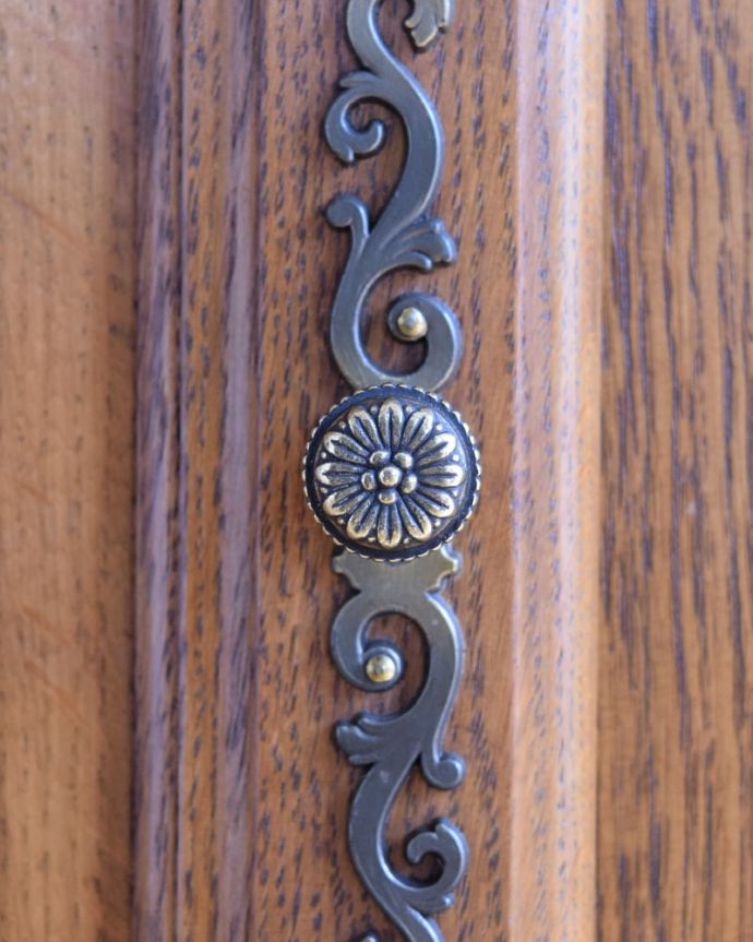 アンティークのチェスト アンティーク家具 フランスのアンティーク家具、優雅な猫脚のサイドボード。開ける度になんだかワクワク取っ手のデザインにもフランスらしいこだわりが。(j-2621-f)