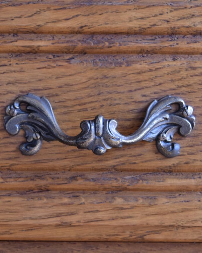 アンティークのチェスト アンティーク家具 フランスのアンティーク家具、優雅な猫脚のサイドボード。ハンドル部分も美しい引き出し部分にはハンドルタイプの取っ手。(j-2621-f)