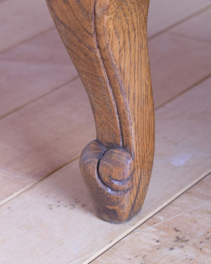 アンティークのチェスト アンティーク家具 フランスのアンティーク家具、優雅な猫脚のサイドボード。女性1人でも運べちゃうんですHandleのアンティークは、脚の裏にフェルトキーパーをお付けしているので、床を滑らせて女性1人でもラクに移動が出来ます。(j-2621-f)