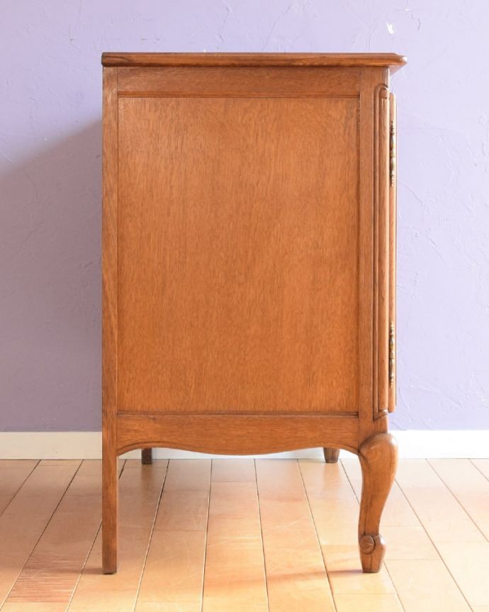 アンティークのチェスト アンティーク家具 フランスのアンティーク家具、優雅な猫脚のサイドボード。横から見てもステキフランスらしいこだわりが感じられる横顔も美しいんです。(j-2621-f)