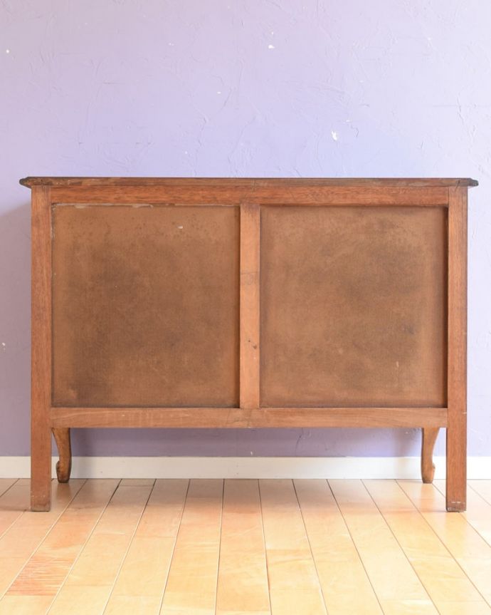 アンティークのチェスト アンティーク家具 フランスのアンティーク家具、優雅な猫脚のサイドボード。後ろ姿も見てくださいアンティークは新品ではないので、もちろん経年変化によるキズはありますが、後ろ姿もキレイです。(j-2621-f)