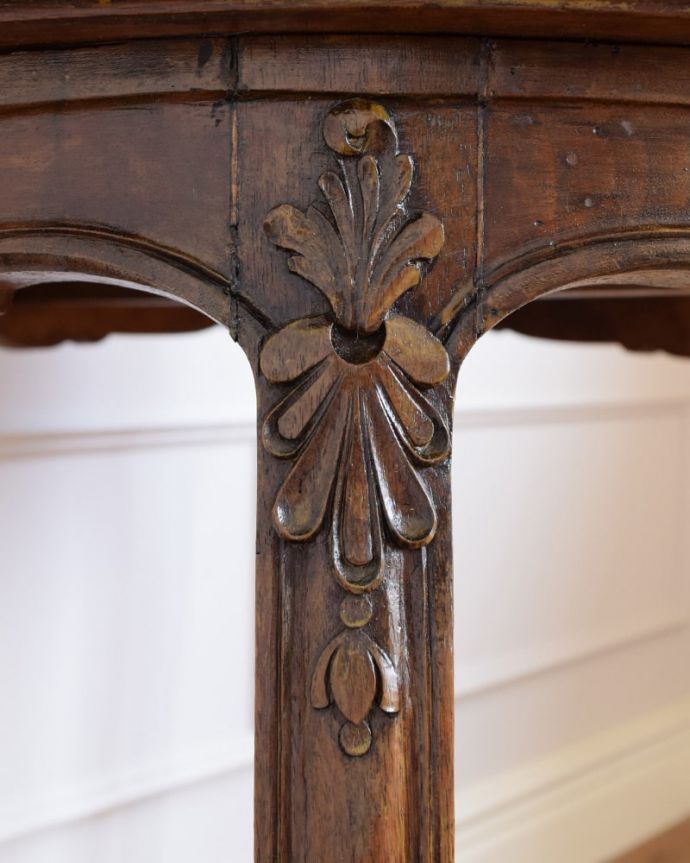 アンティークのテーブル アンティーク家具 フランスのオケージョナルテーブル、猫脚が美しいアンティーク家具。うっとりする美しさアンティークだから手に入る美しい彫。(j-2623-f)