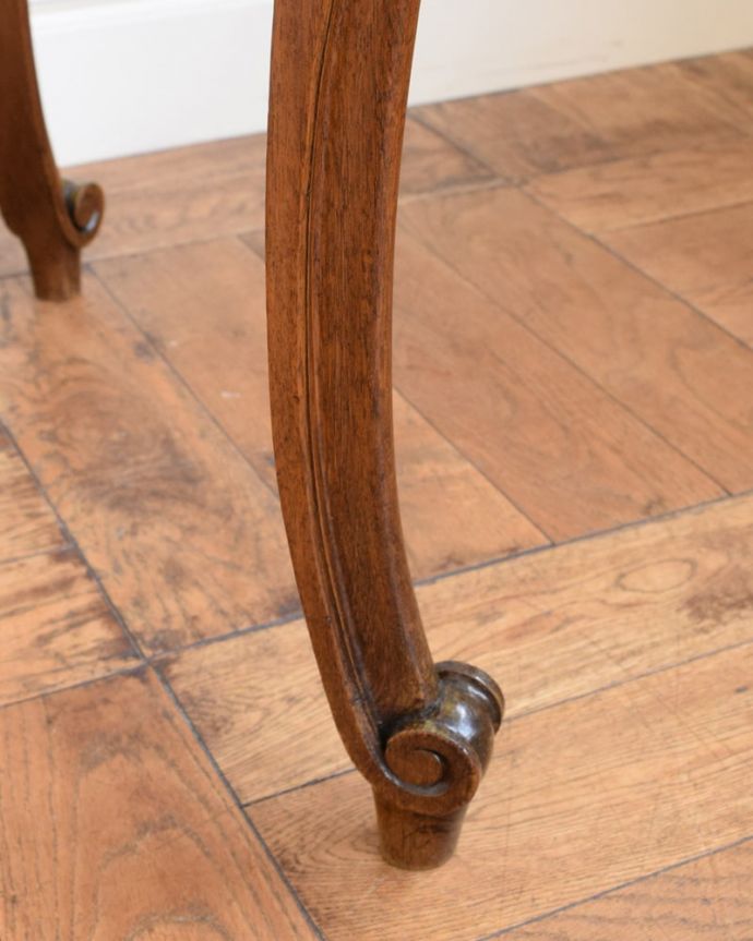 アンティークのテーブル アンティーク家具 フランスのオケージョナルテーブル、猫脚が美しいアンティーク家具。持ち上げなくても移動できます!Handleのアンティークは、脚の裏にフェルトキーパーをお付けしていますので、床を滑らせてれば移動が簡単です。(j-2623-f)