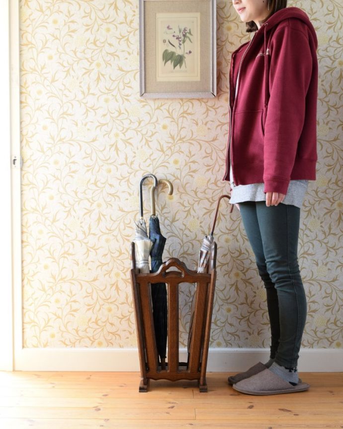 浮き彫り(レリーフ) アンティーク家具 玄関で使えるおしゃれなアンティークの家具、傘立てに使えるステッキスタンド。英国紳士の身だしなみのために作られた家具もともとはステッキを立てて置くためのスタンド。(j-2624-f)