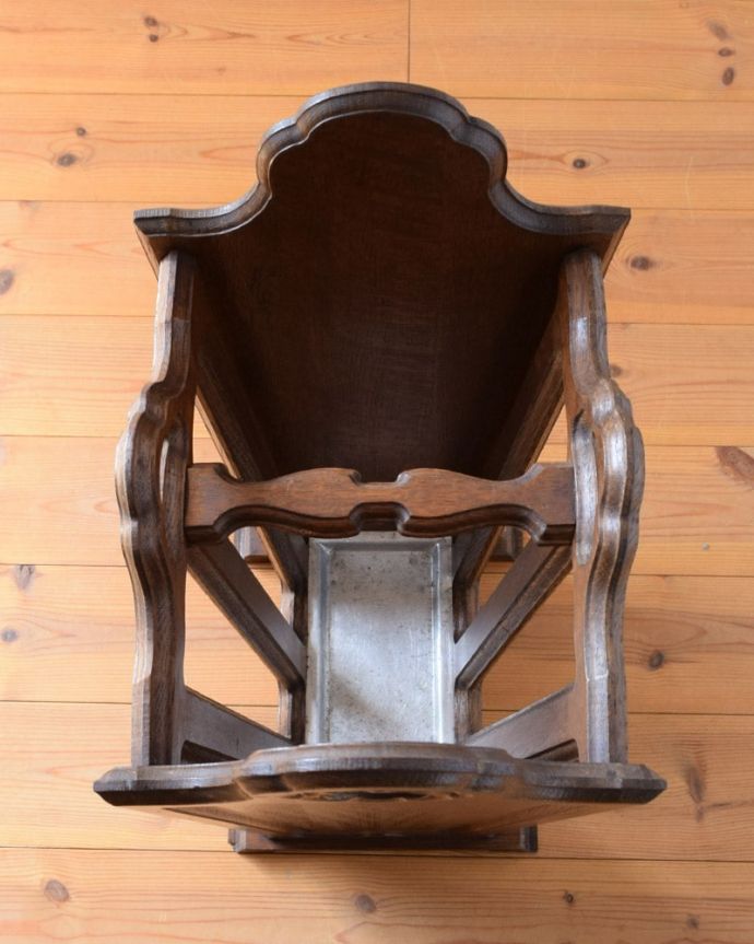 浮き彫り(レリーフ) アンティーク家具 玄関で使えるおしゃれなアンティークの家具、傘立てに使えるステッキスタンド。上から見るとこんな感じもともとステッキを立てていただけあって、傘を立てて収納しやすいデザインになっているんです。(j-2624-f)