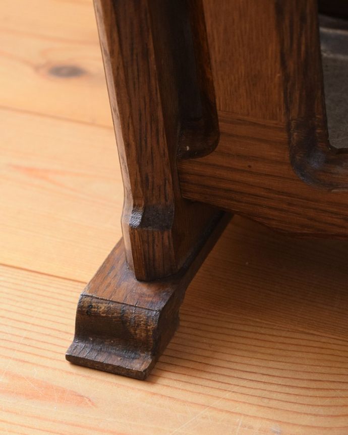 浮き彫り(レリーフ) アンティーク家具 玄関で使えるおしゃれなアンティークの家具、傘立てに使えるステッキスタンド。持ち上げなくても移動できます!Handleのアンティークは、脚の裏にフェルトキーパーをお付けしていますので、持ち上げなくても床を滑らせて移動させることが出来ます。(j-2624-f)