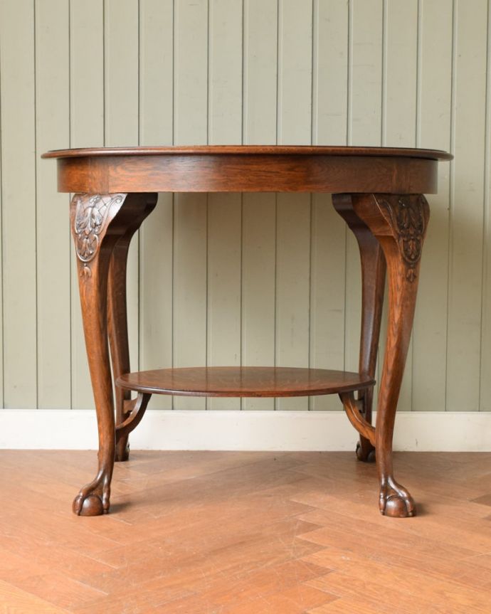 アンティークのテーブル アンティーク家具 フランスのアンティーク家具、装飾の美しいオケージョナルテーブル。こちら側も、もちろんキレイです!アンティークは新品ではないので、もちろん経年変化によるキズはありますが、専門の職人がキレイにお直しをしているので、どの角度から見てもキレイです。(j-2625-f)
