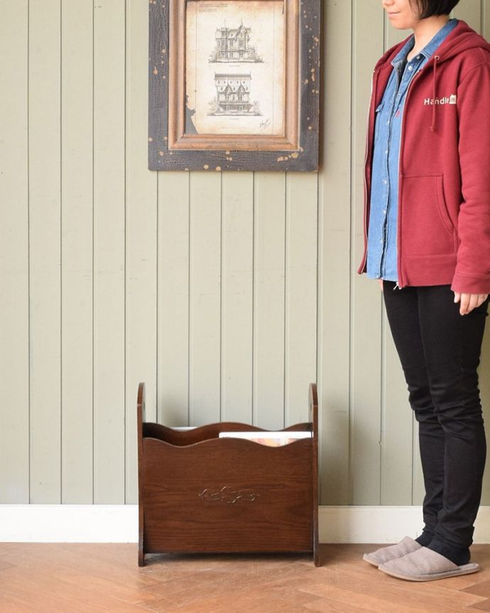 マガジンラック　アンティーク家具　英国の小さなアンティーク家具、便利に使える木製のマガジンラック。使いやすさNo.1！みんなが使える便利なアンティークどこのお家でも使っているマガジンラックも、アンティークだとデザインが素敵だから散らかっている雑誌もオシャレに収納出来ちゃうんです。(j-2626-f)