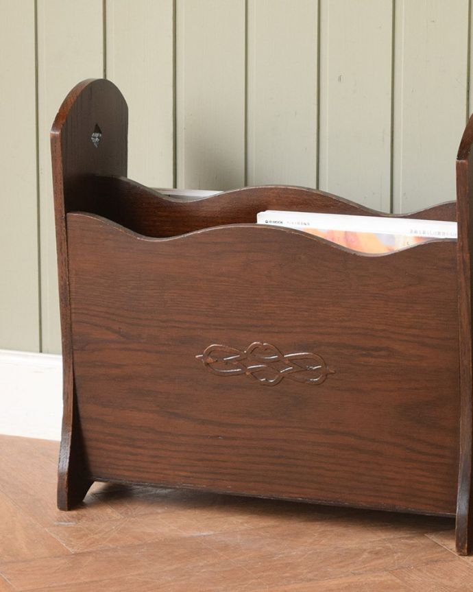 マガジンラック　アンティーク家具　英国の小さなアンティーク家具、便利に使える木製のマガジンラック。ちょっと置いておきたい…をキレイに収納新聞や雑誌など、ついついテーブルの上に置いてしまって雑多に見えるものが、コレさえあればキレイに収納出来てお部屋もスッキリ見えるんです。(j-2626-f)