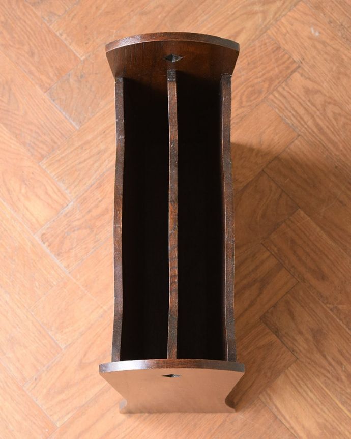 マガジンラック　アンティーク家具　英国の小さなアンティーク家具、便利に使える木製のマガジンラック。雑誌を入れる部分もキレイに修復しましたアンティークは新品ではないので経年変化によるキズはありますが、専門の職人がキレイにお直ししました。(j-2626-f)