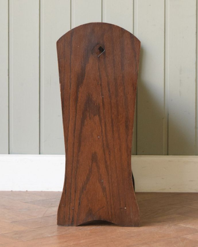 マガジンラック　アンティーク家具　英国の小さなアンティーク家具、便利に使える木製のマガジンラック。横から見てもキレイです360度、どの角度から見てもキレイに仕上がっています。(j-2626-f)