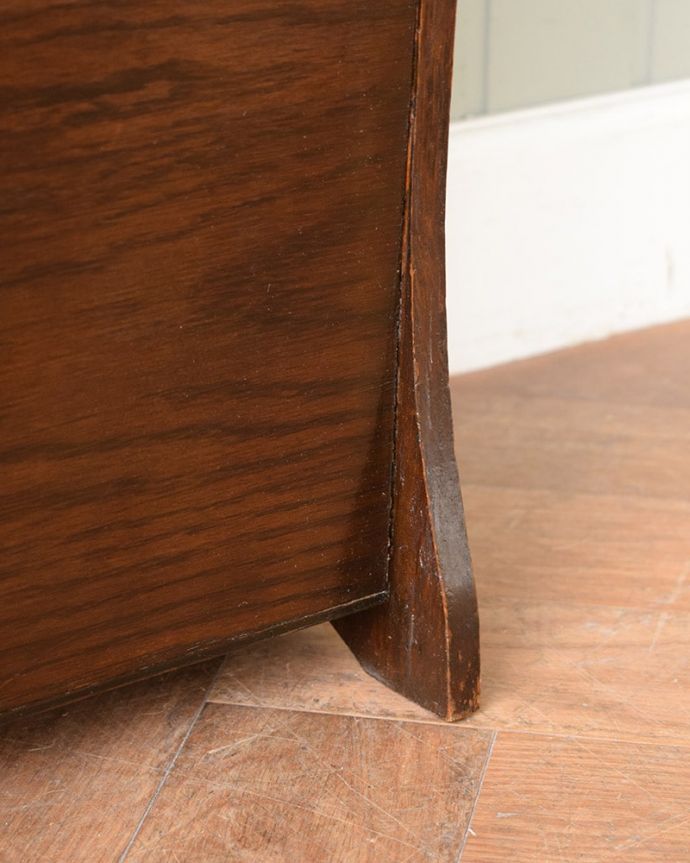 マガジンラック　アンティーク家具　英国の小さなアンティーク家具、便利に使える木製のマガジンラック。持ち上げなくても移動ラクラクHandleのアンティーク家具の足の裏にはフェルトキーパーをお付けしています。(j-2626-f)