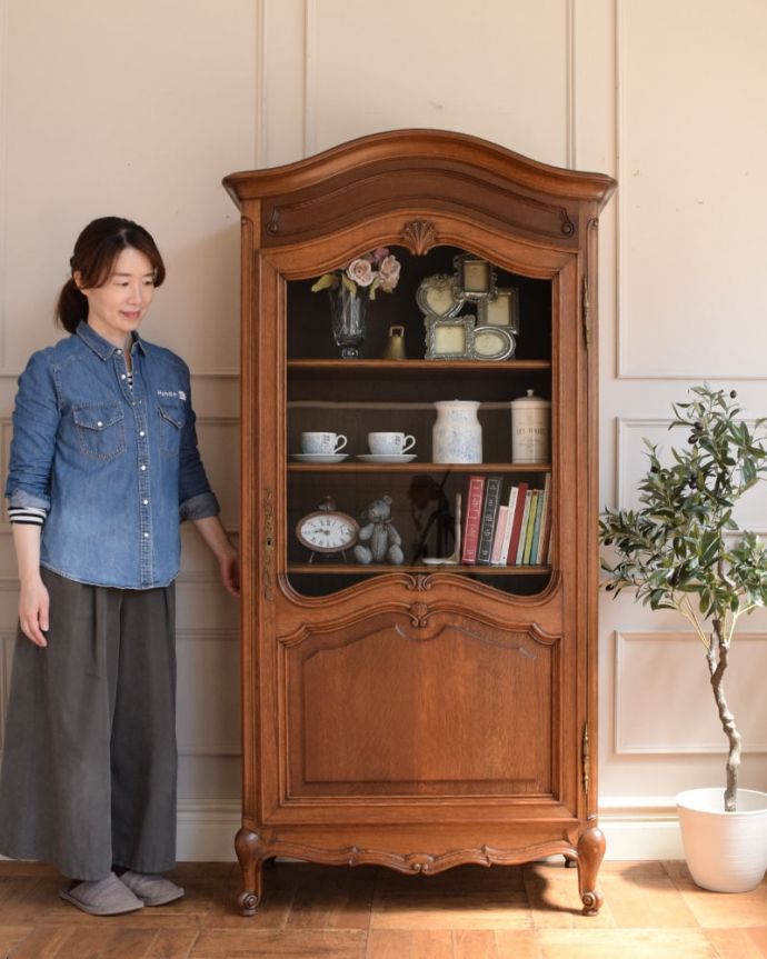アンティークのキャビネット　アンティーク家具　フランスから届いた優雅なアンティーク家具、美しいガラスキャビネット（飾り棚）。フランスらしい優雅さと風格が自慢ドッシリと重厚感ある佇まいとフランスらしい優雅な彫の両方を贅沢にも兼ね備えたガラスのキャビネット。(j-2627-f)