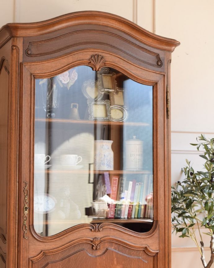 アンティークのキャビネット　アンティーク家具　フランスから届いた優雅なアンティーク家具、美しいガラスキャビネット（飾り棚）。ガラス越しに中をのぞいてみると･･･何を入れても、フランスのキャビネットの中に入れたものは全てがステキに見えちゃうんです。(j-2627-f)