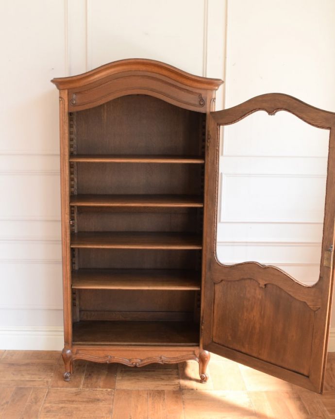 アンティークのキャビネット　アンティーク家具　フランスから届いた優雅なアンティーク家具、美しいガラスキャビネット（飾り棚）。扉を開けて見ると･･･専門の職人がしっかり修復したのでキレイです。(j-2627-f)