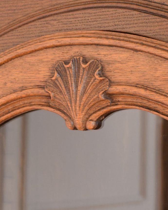 アンティークのキャビネット　アンティーク家具　フランスから届いた優雅なアンティーク家具、美しいガラスキャビネット（飾り棚）。フランスらしい彫りフランスらしさの象徴とも言える、優雅な彫りの装飾。(j-2627-f)